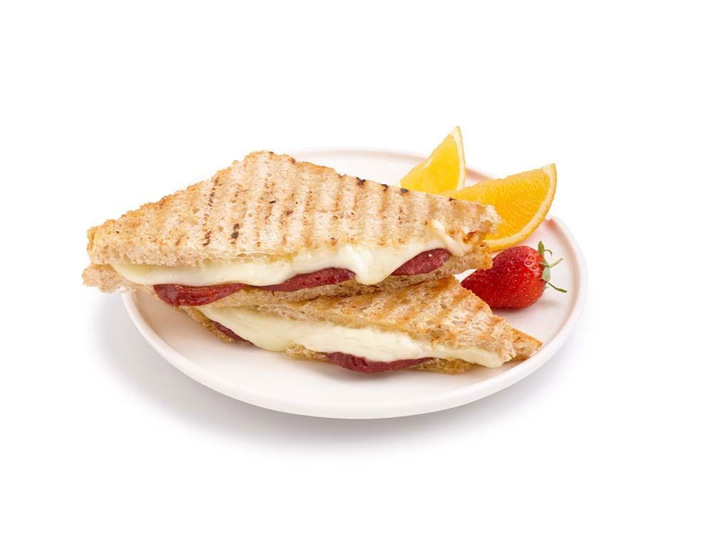 Ekşi Mayalı Ekmeğe Kaşarlı Sucuklu Tost