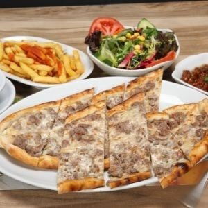 Kuşbaşılı Kaşarlı Pide