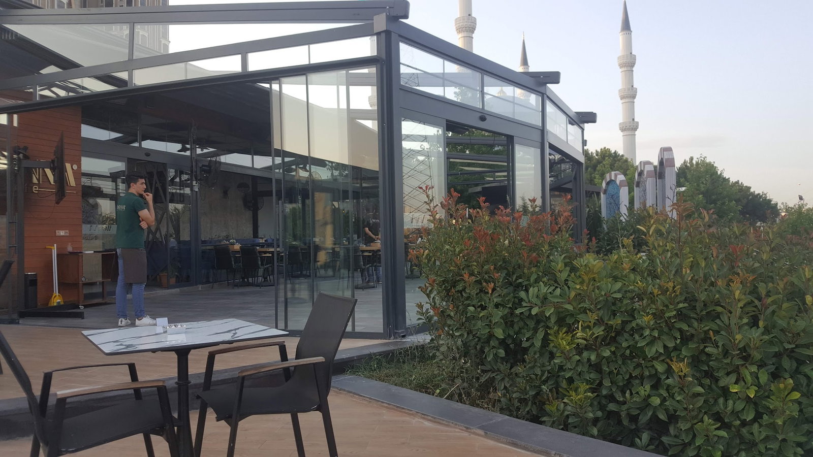 Monna Cafe Restorant