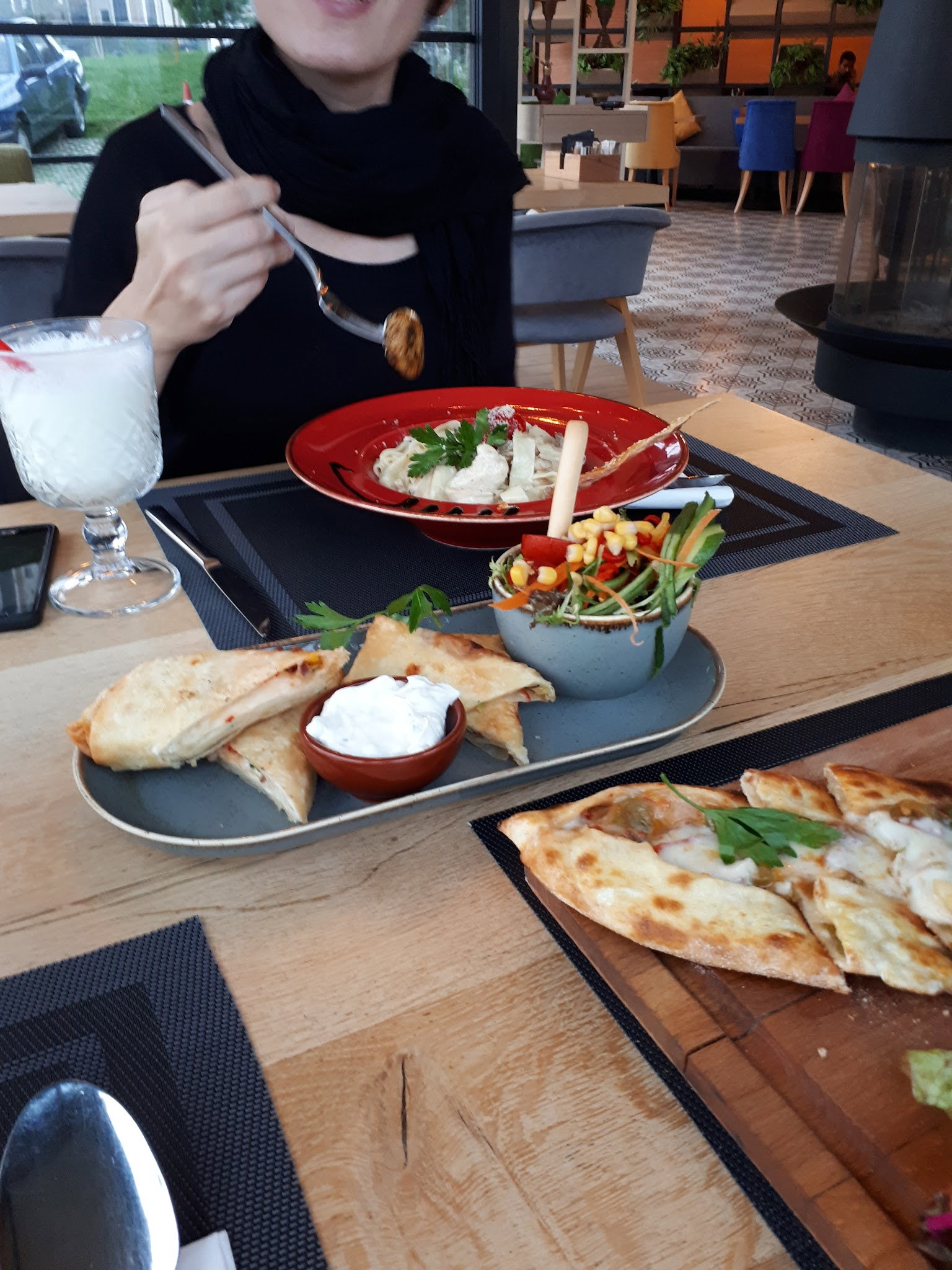 Monna Cafe Restorant