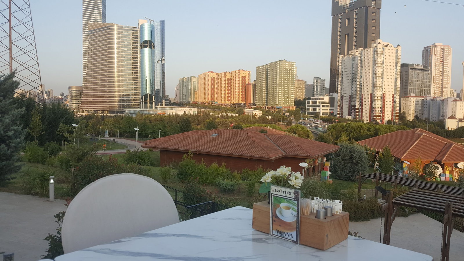 Monna Cafe Restorant