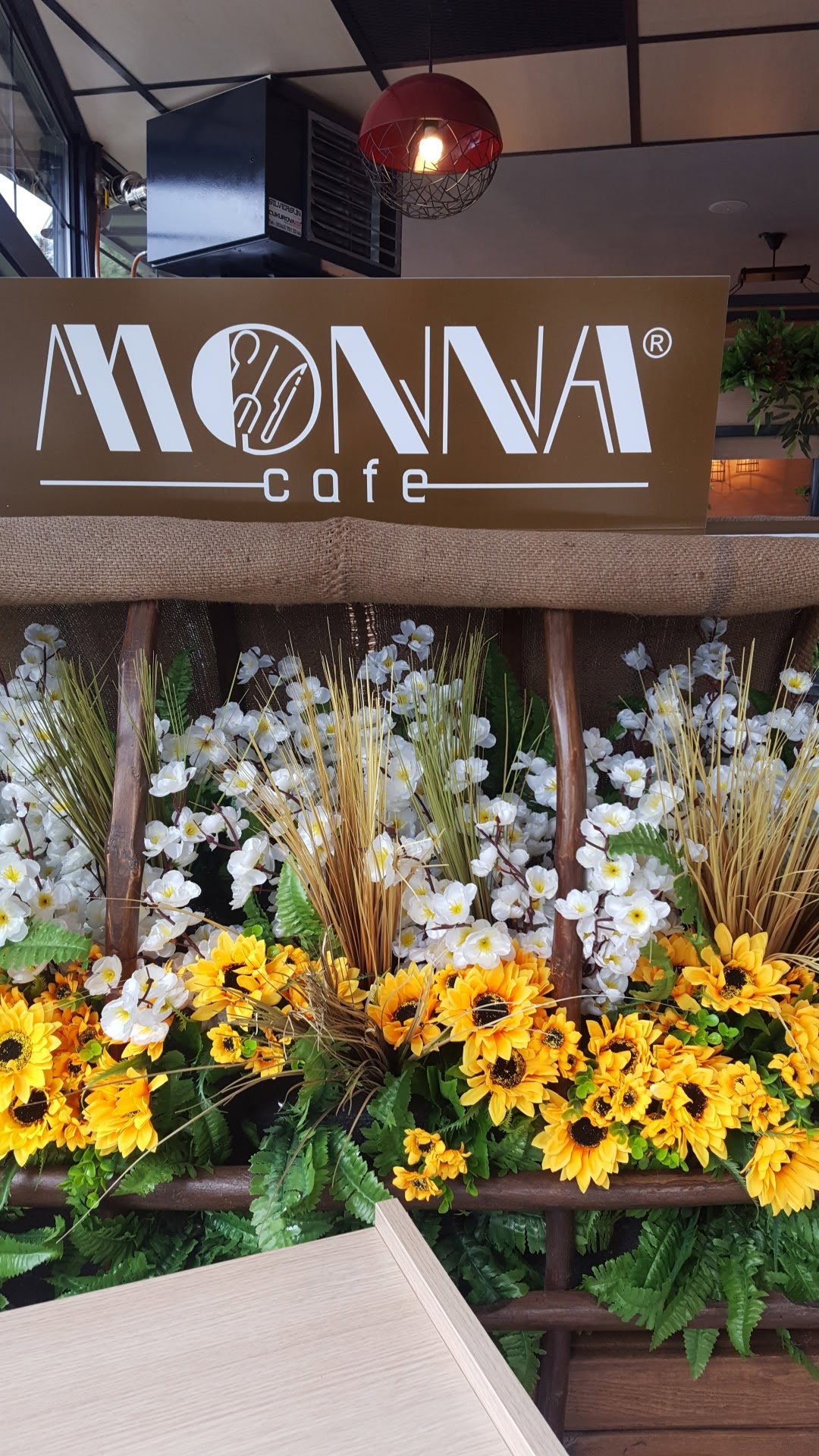 Monna Cafe Restorant