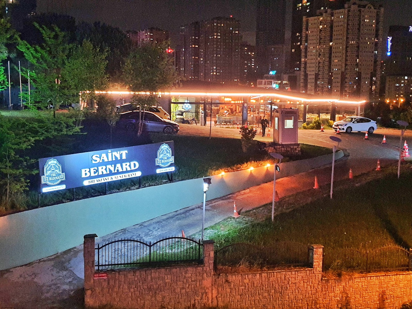 Monna Cafe Restorant