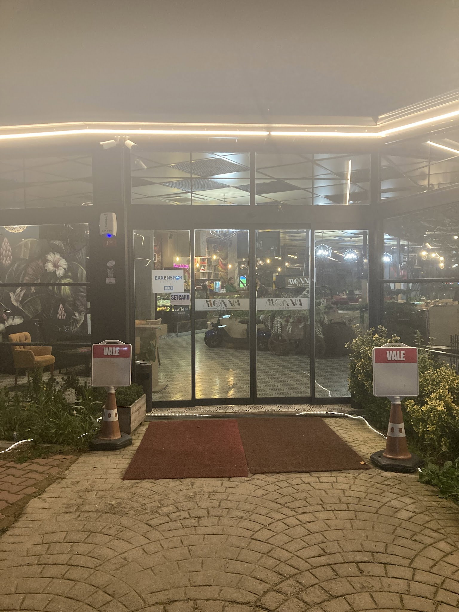 Monna Cafe Restorant