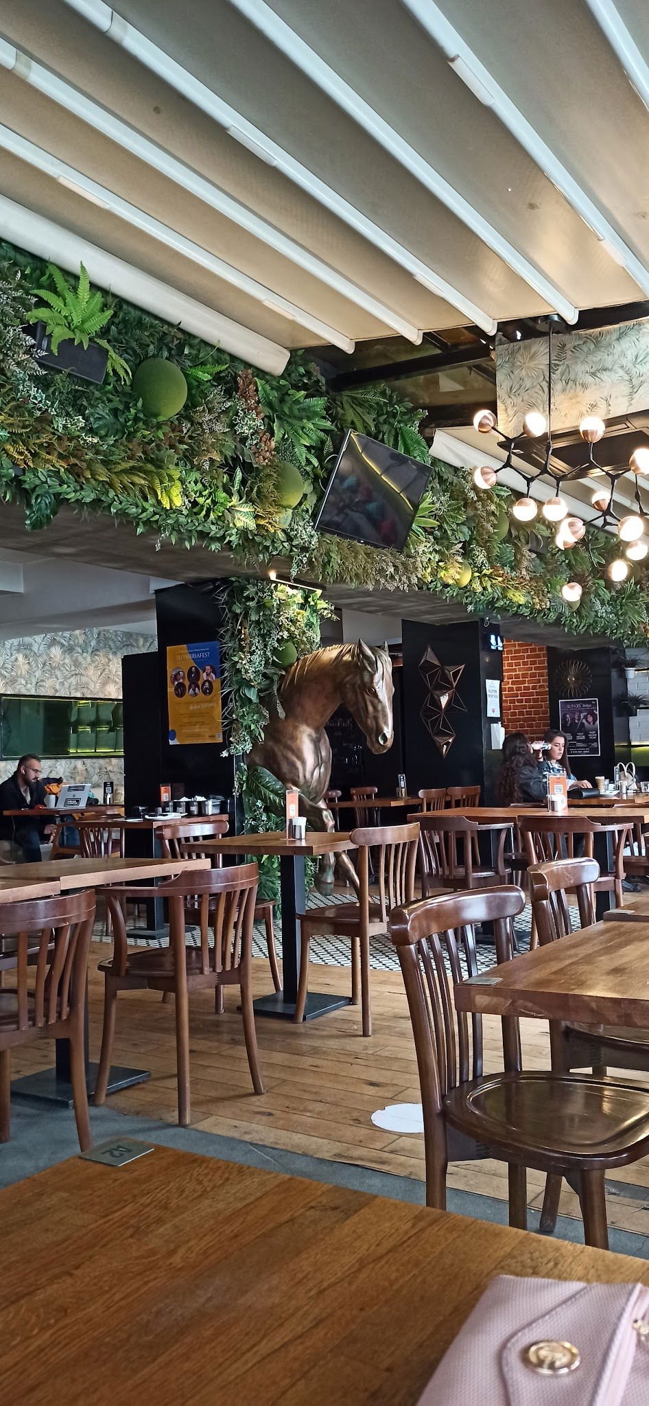 Moody'S Cafe & Restaurant