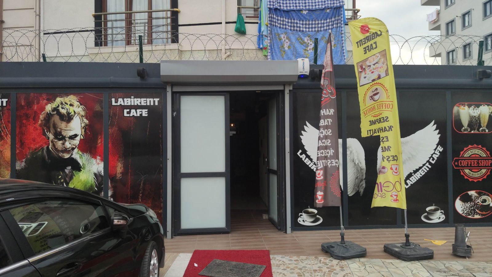 Labi̇rent Cafe