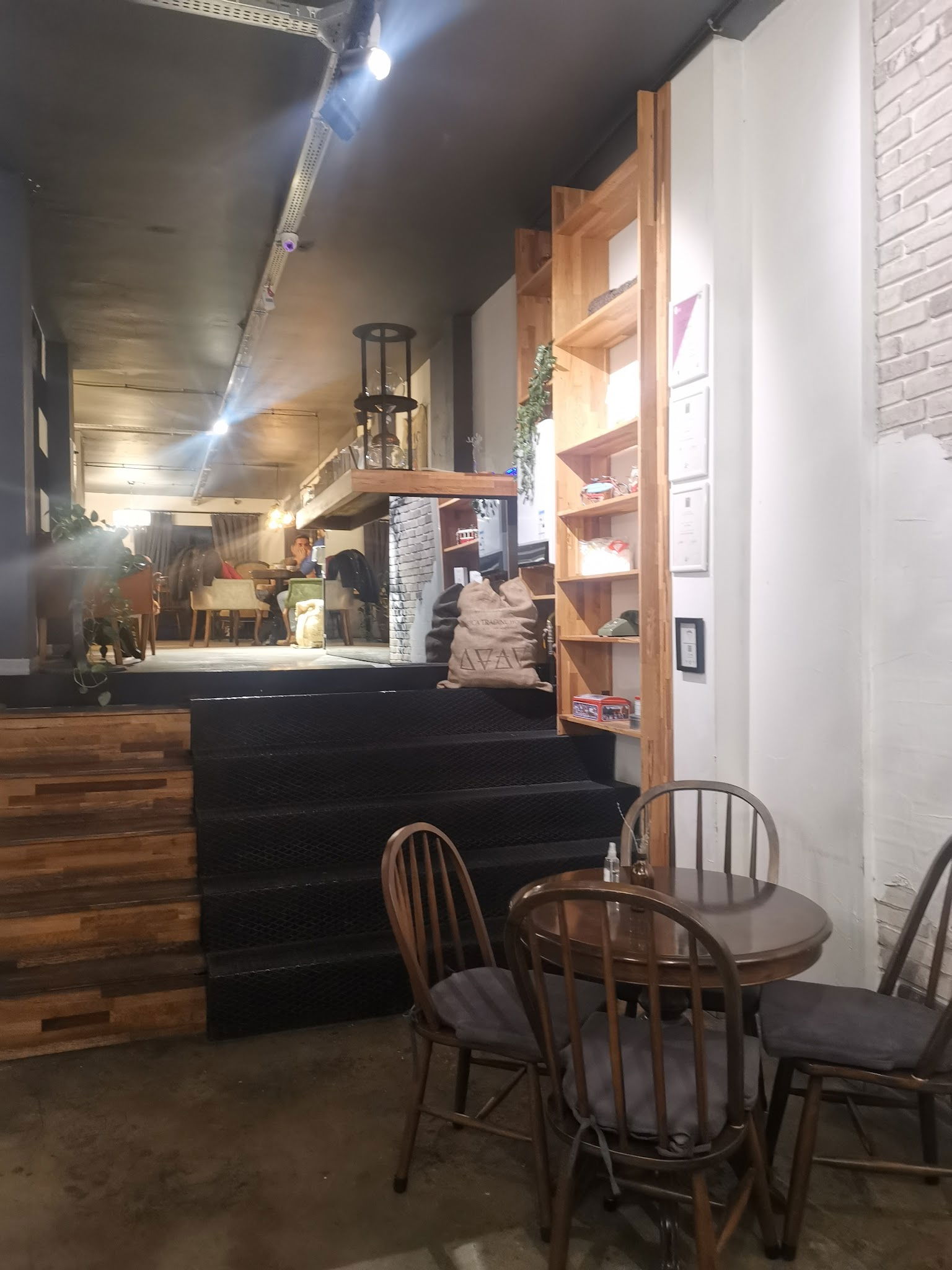 Paper Roasting Coffee & Chocolate - Bestekar