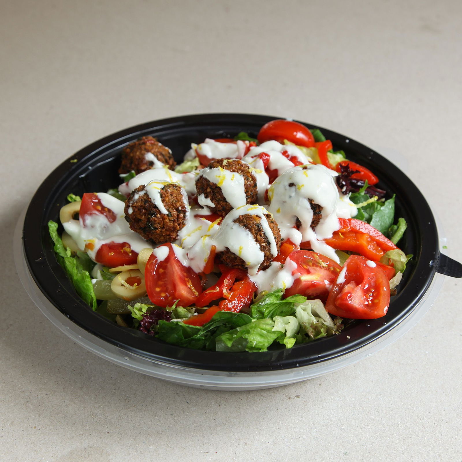 Falafelli Salata