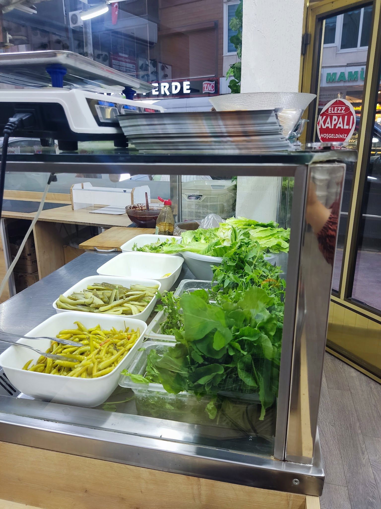 Elezz Çiğ Köfte Menemen